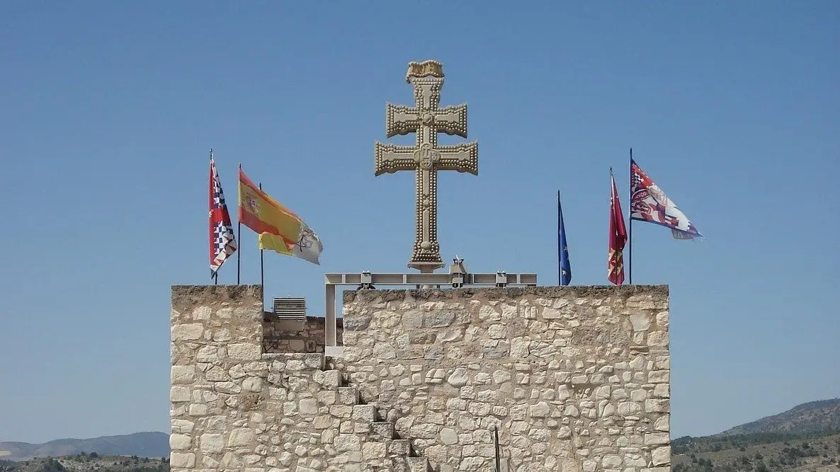 Qué Es La Cruz De Caravaca Un Símbolo Propio Del Cristianismo